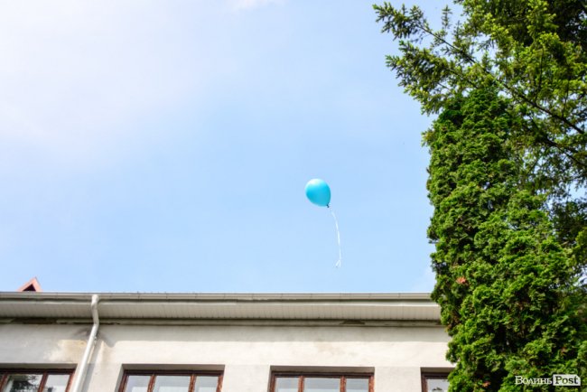 Без пафосу, але з патріотизмом: останній дзвоник у луцькій школі №15. ФОТО