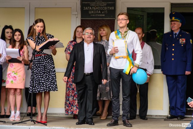 Без пафосу, але з патріотизмом: останній дзвоник у луцькій школі №15. ФОТО