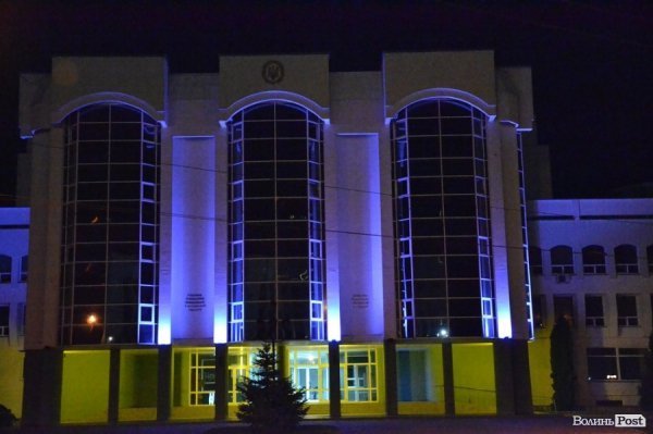 Податківці на зовнішньому освітленні точно не зекономили, тому їх будівля виглядає досить гарно