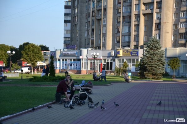 Коляски з немовлятами - невід'ємний атибут вулиць у цей час