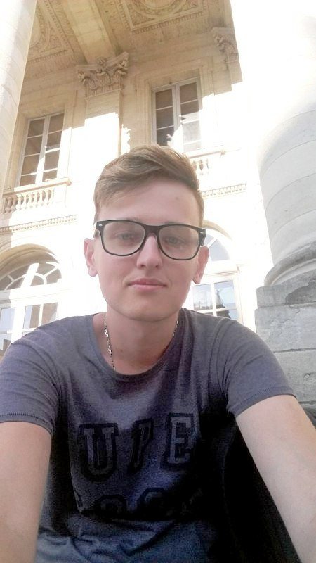 Йшов пішки з Маріуполя: історія перукаря, який працює в Луцьку