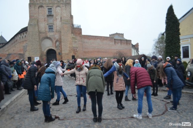 Площа перед замком у Луцьку стала помаранчевою. ФОТО
