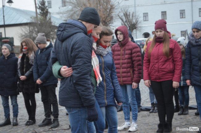 Площа перед замком у Луцьку стала помаранчевою. ФОТО