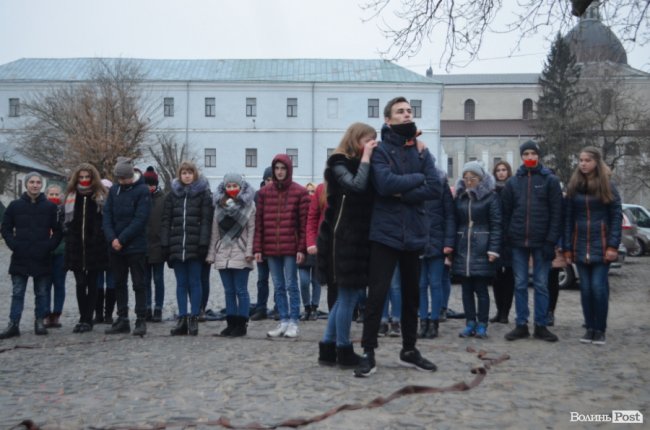 Площа перед замком у Луцьку стала помаранчевою. ФОТО