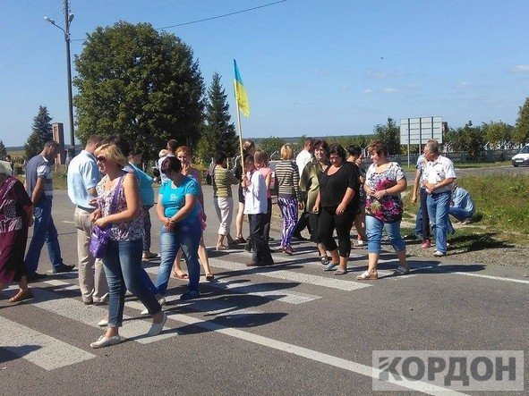 Волиняни перекрили трасу: протестують проти закриття шкіл. ФОТО