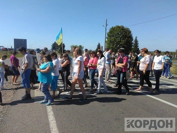 Волиняни перекрили трасу: протестують проти закриття шкіл. ФОТО