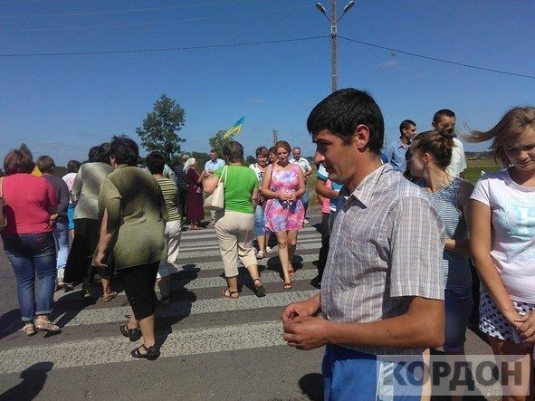 Волиняни перекрили трасу: протестують проти закриття шкіл. ФОТО