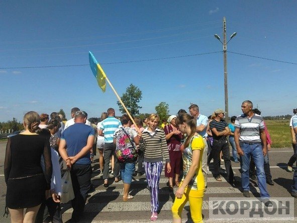 Волиняни перекрили трасу: протестують проти закриття шкіл. ФОТО