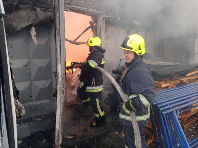 На Рівненщині рятувальники ліквідували наслідки ракетного удару на СТО. ФОТО