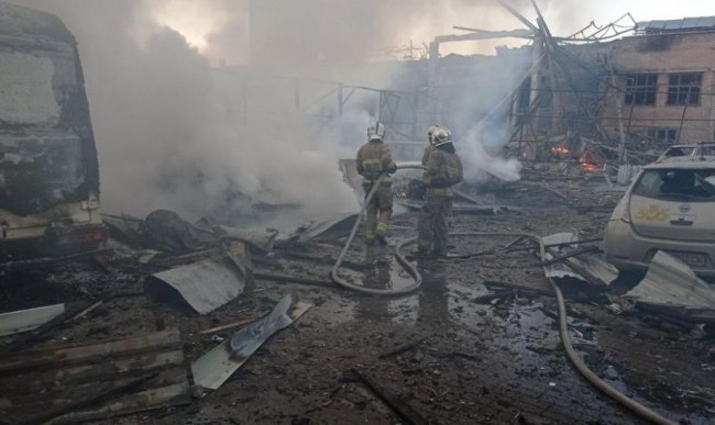 На Рівненщині рятувальники ліквідували наслідки ракетного удару на СТО. ФОТО