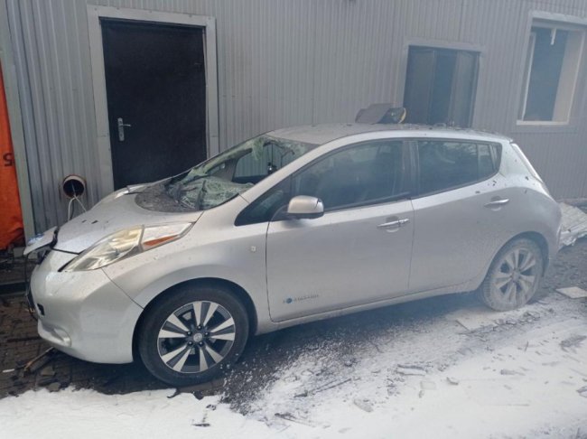 На Рівненщині рятувальники ліквідували наслідки ракетного удару на СТО. ФОТО