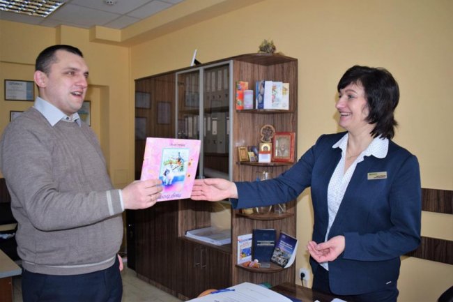 Вперше в Україні: у дитячій кімнаті луцького ЦНАПу з’явилася абетка для незрячих дітей