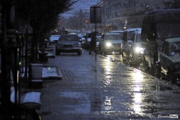 Перший сніг у Луцьку: холодно, вітряно, мокро. ФОТО. ВІДЕО