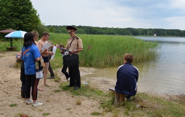Працівники МНС спілкувались з волинськими відпочивальниками. ФОТО 