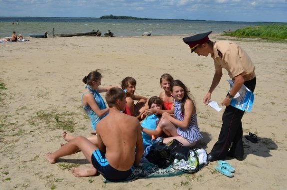 Працівники МНС спілкувались з волинськими відпочивальниками. ФОТО 
