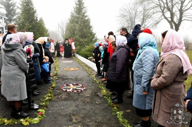 Дорога з квітів і нагороди: як у храмі УПЦ (МП) на Волині відзначили престольне свято