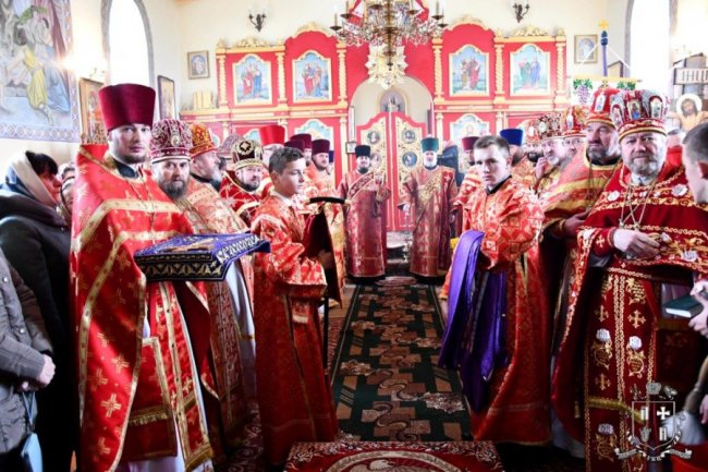 Дорога з квітів і нагороди: як у храмі УПЦ (МП) на Волині відзначили престольне свято