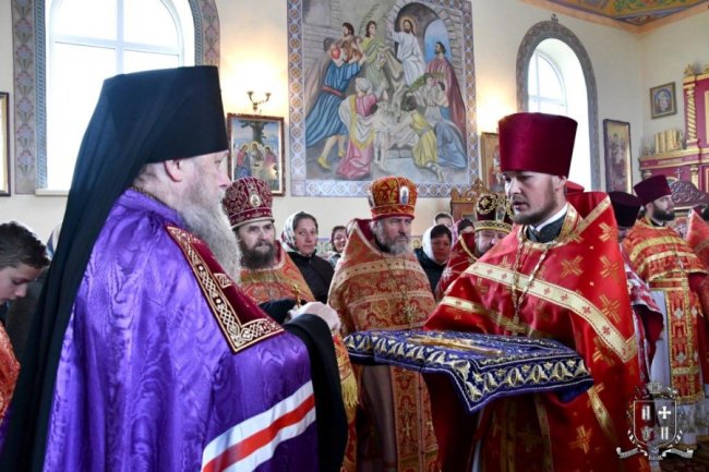 Дорога з квітів і нагороди: як у храмі УПЦ (МП) на Волині відзначили престольне свято