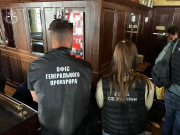 Затримали групу осіб, які хотіли за $1 мільйон підкупити працівника СБУ