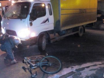 У Луцьку вантажівка збила чоловіка на велосипеді. ФОТО