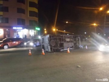 Біля «історичного» у Луцьку від удару перекинувся бус: деталі аварії. ФОТО. ВІДЕО