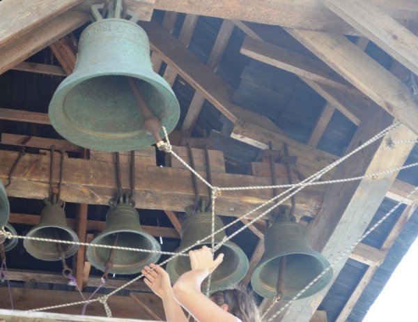 У Луцькому замку дітей вчили дзвонарному мистецтву. ФОТО