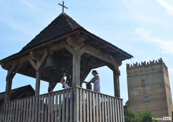 У Луцькому замку дітей вчили дзвонарному мистецтву. ФОТО
