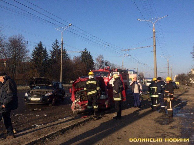 У Луцьку на Дубнівській влупились три автівки. ФОТО