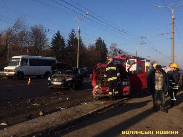 У Луцьку на Дубнівській влупились три автівки. ФОТО