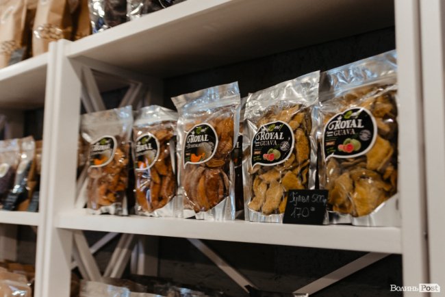 Час небанальних і красивих подарунків: де у Луцьку купити набори із корисних смаколиків*