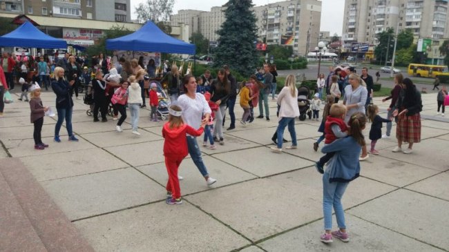 У Луцьку біля РАЦСу влаштували свято для дітей. ФОТО