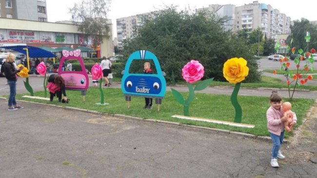 У Луцьку біля РАЦСу влаштували свято для дітей. ФОТО