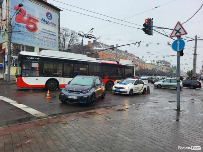 У центрі Луцька не розминулися легковики