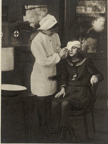 Із квестами і танцями: як у Луцьку у 30-х роках проходили акції Червоного Хреста. РЕТРОФОТО