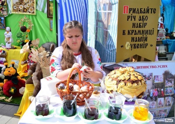 У центрі Луцька – виставка талантів зі всієї області. ФОТО 