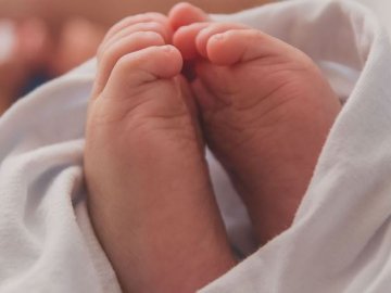 У Луцьку зворушливо зустріли дружину офіцера, яка народила доньку