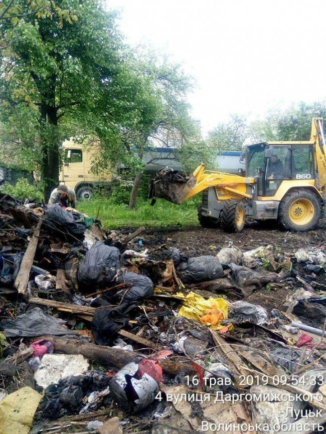 У Луцьку муніципали знесли незаконно встановлені халабуди