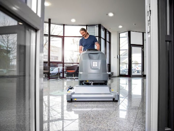 Глибоке очищення підлог у громадських просторах: як впоратись із брудом ефективно. Реклама