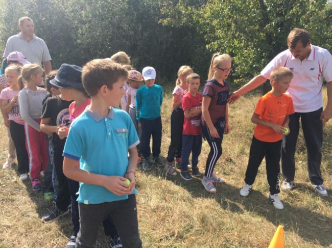 Волинські школярі влаштували спортивні змагання на природі. ФОТО