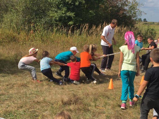 Волинські школярі влаштували спортивні змагання на природі. ФОТО