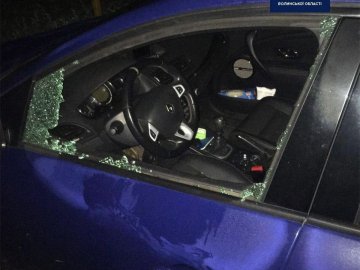 У Луцьку чоловік викрав відеореєстратор з авто: очевидці інциденту затримали злодія