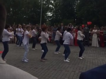 Мами волинських випускників підірвали мережу запальними танцями. ВІДЕО