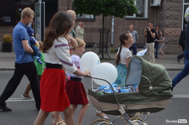 Молодята, транспаранти, усмішки: Луцьком пройшов «парад щасливих родин»