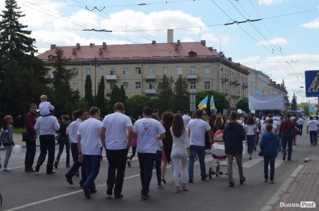 Молодята, транспаранти, усмішки: Луцьком пройшов «парад щасливих родин»