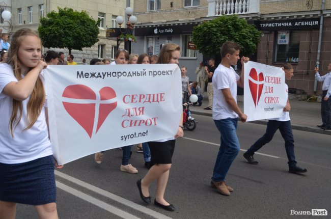 Молодята, транспаранти, усмішки: Луцьком пройшов «парад щасливих родин»