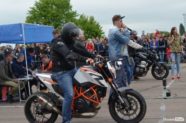 Поблизу Луцька відбулись показові заїзди мотоциклістів. ФОТО