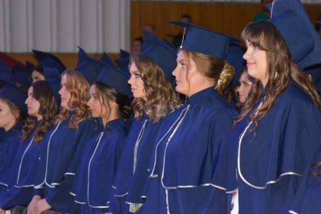 Випускникам Ківерцівського медколеджу вручили дипломи. ФОТО