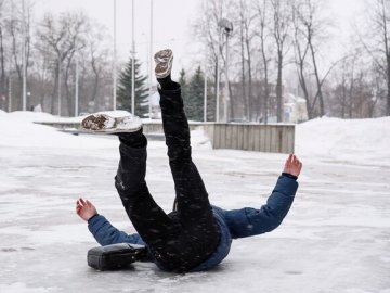 Ожеледиця у Луцьку: 8 людей отримали переломи 