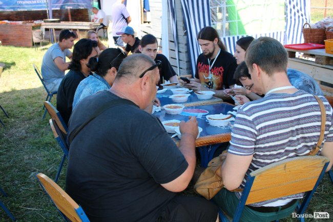 Від і до: чим і за скільки поласувати на «Бандерштаті». ФОТО