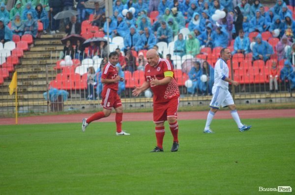 У Луцьку Віталій Кварцяний вийшов на футбольне поле в амплуа футболіста.ФОТО